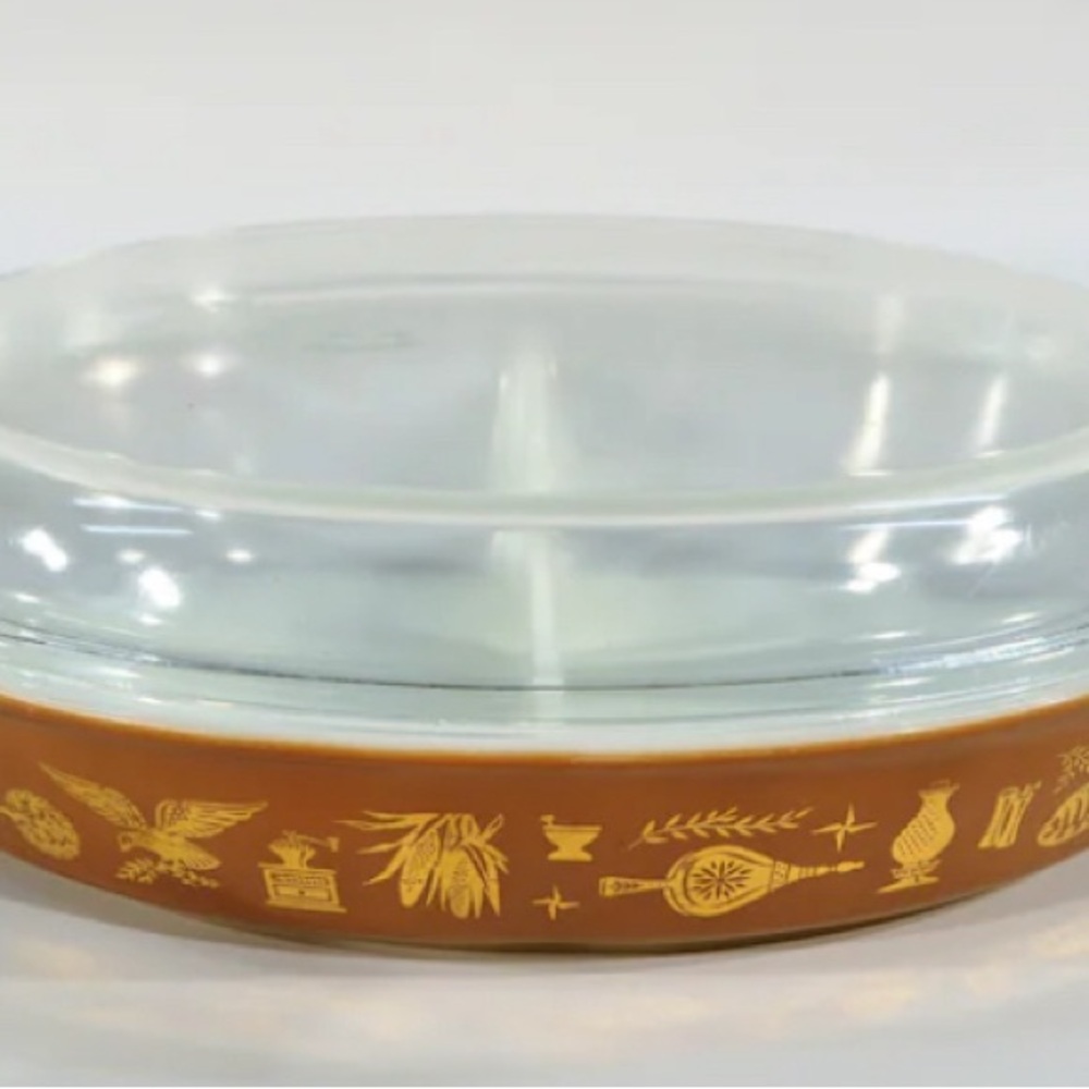 Early American Pyrex Dish In Mint Condition/Mid-century1.5 qt in Brown & Gold
